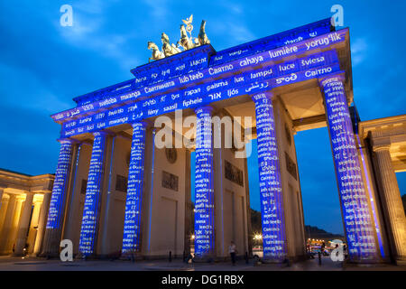 Berlino, Germania. Undicesimo oct, 2013. Il Festival delle luci di Berlino in Germania è un evento annuale ed è attualmente in corso fino al 20 ottobre 2013. Qui la Porta di Brandeburgo è illuminato in maniera colorata. Credito: Julie g Woodhouse/Alamy Live News Foto Stock