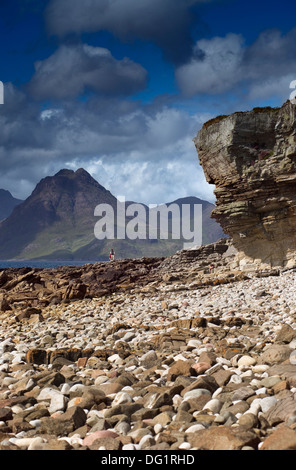 Vista verso il nero montagne Cuillin sul Loch Scavaig dalla spiaggia di Elgol sull'Isola di Skye in Scozia, Regno Unito Foto Stock