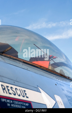 Close-up del vuoto cockpit di un F16 jet da combattimento aereo Foto Stock