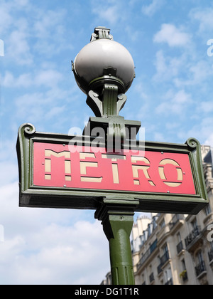 Vintage segno della metropolitana Parigina oltre il cielo blu Foto Stock