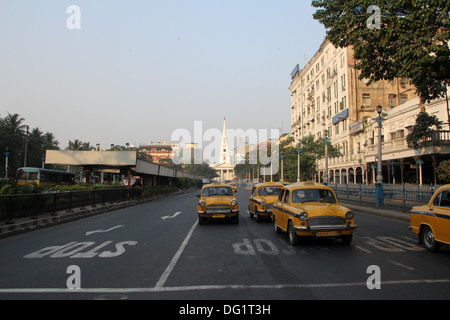 Ambasciatore giallo taxi auto passa attraverso la strada indiano il Nov 25, 2012 in Kolkata, India. Foto Stock