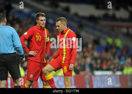 Cardiff, Galles, UK. Undicesimo oct, 2013. 2014 FIFA World Cup Match di qualificazione - Galles v Macedonia al Cardiff City Stadium : Craig Bellamy giocando la sua ultima partita in casa per il Galles con il Capitano Aaron Ramsey (sinistra) Credito: Phil Rees/Alamy Live News Foto Stock