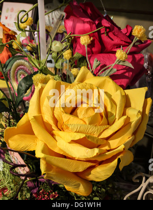 Una grande carta gialla rosa era il fulcro di un piccolo bouquet di fiori di carta. Foto Stock