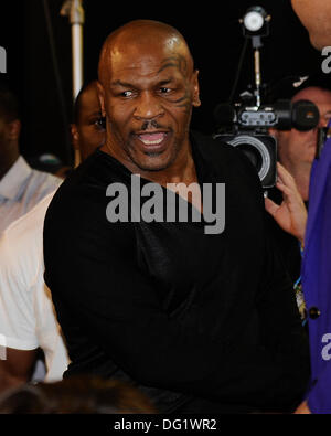 Las Vegas, NV, Stati Uniti d'America. Undicesimo oct, 2013. Ex heavy weight champion Iron Mike Tyson assiste il Juan Manuel Marquez e Timothy Bradley Jr, pesa in presso l'Hotel Wynn di Las Vegas venerdì.Foto da Gene Blevins/LA DailyNews/Zuma Premere © Gene Blevins/ZUMAPRESS.com/Alamy Live News Foto Stock