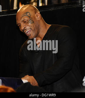 Las Vegas, NV, Stati Uniti d'America. Undicesimo oct, 2013. Ex heavy weight champion Iron Mike Tyson assiste il Juan Manuel Marquez e Timothy Bradley Jr, pesa in presso l'Hotel Wynn di Las Vegas venerdì.Foto da Gene Blevins/LA DailyNews/Zuma Premere © Gene Blevins/ZUMAPRESS.com/Alamy Live News Foto Stock