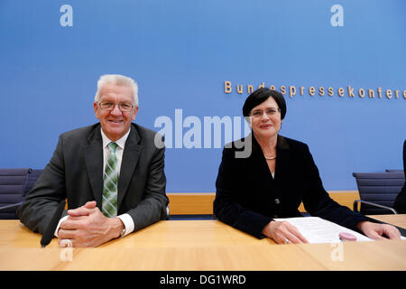 Berlino, Germania. Undicesimo oct, 2013. Berlino, Germania. Ottobre 11th, 2013. Winfried Kretschmann (verde) e Christine Lieberknecht (CDU) parla di handover della Presidenza della Conferenza dei Primi Ministri che sarà realizad nel novembre 2013 al Haus der Bundespressekonferenz a Berlino. Foto Stock