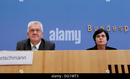 Berlino, Germania. Undicesimo oct, 2013. Berlino, Germania. Ottobre 11th, 2013. Winfried Kretschmann (verde) e Christine Lieberknecht (CDU) parla di handover della Presidenza della Conferenza dei Primi Ministri che sarà realizad nel novembre 2013 al Haus der Bundespressekonferenz a Berlino. Foto Stock