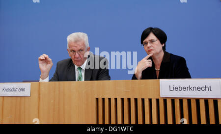 Berlino, Germania. Undicesimo oct, 2013. Berlino, Germania. Ottobre 11th, 2013. Winfried Kretschmann (verde) e Christine Lieberknecht (CDU) parla di handover della Presidenza della Conferenza dei Primi Ministri che sarà realizad nel novembre 2013 al Haus der Bundespressekonferenz a Berlino. Foto Stock