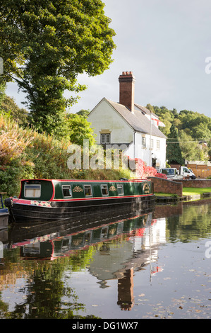 Narrowboats Ormeggiata al pontile Stewponey, Stourton giunzione sul Staffordshire e Worcester Canal, Staffordshire, England, Regno Unito Foto Stock