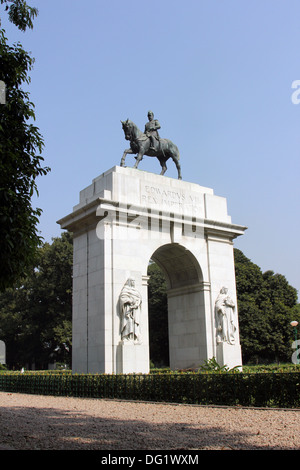 Statua di Re Edoardo, ingresso sud alla Victoria Memorial Hall, Kolkata, India Foto Stock