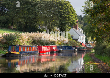 Narrowboats Ormeggiata al pontile Stewponey, Stourton giunzione sul Staffordshire e Worcester Canal, Staffordshire, England, Regno Unito Foto Stock