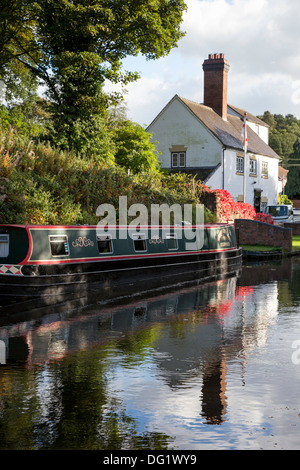 Narrowboats Ormeggiata al pontile Stewponey, Stourton giunzione sul Staffordshire e Worcester Canal, Staffordshire, England, Regno Unito Foto Stock