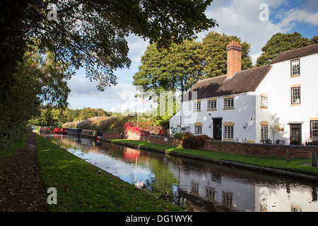 Narrowboats Ormeggiata al pontile Stewponey, Stourton giunzione sul Staffordshire e Worcester Canal, Staffordshire, England, Regno Unito Foto Stock