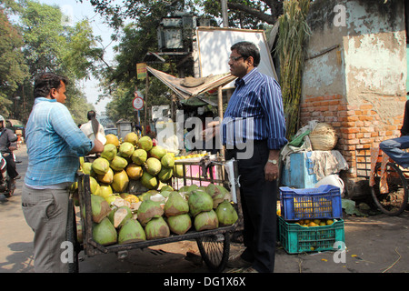 Il venditore vende noci di cocco sul mercato all'aperto il 28 novembre 2012 in Kolkata. Foto Stock