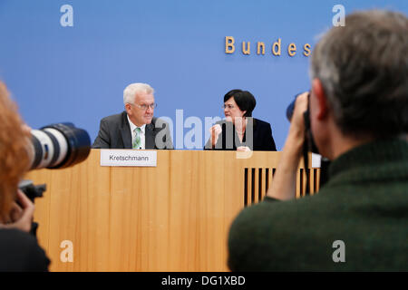 Berlino, Germania. Undicesimo oct, 2013. Berlino, Germania. Ottobre 11th, 2013. Winfried Kretschmann (verde) e Christine Lieberknecht (CDU) parla di handover della Presidenza della Conferenza dei Primi Ministri che sarà realizad nel novembre 2013 al Haus der Bundespressekonferenz a Berlino. Foto Stock