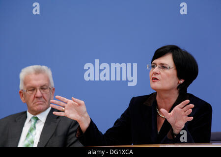 Berlino, Germania. Undicesimo oct, 2013. Berlino, Germania. Ottobre 11th, 2013. Winfried Kretschmann (verde) e Christine Lieberknecht (CDU) parla di handover della Presidenza della Conferenza dei Primi Ministri che sarà realizad nel novembre 2013 al Haus der Bundespressekonferenz a Berlino. Foto Stock