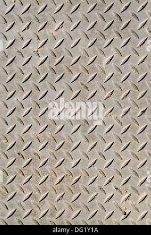 A tratteggio incrociato metal superficie antisdrucciolo pattern di sfondo. Foto Stock