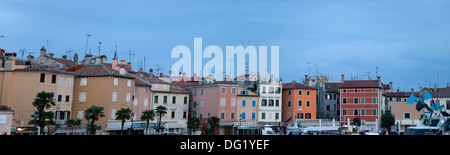 Vista di edifici lungo il porto da una camera all'Hotel Rovigno Rovinj, Croazia. Foto Stock