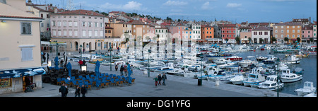 Vista del porto da una camera all'Hotel Rovigno Rovinj, Croazia. Foto Stock