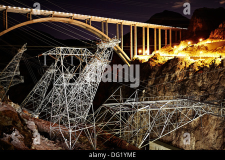 Hoover Dam Bypass e linee di alimentazione elettrica di notte, Hoover Dam, Arizona, Stati Uniti d'America Foto Stock