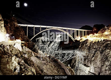 Hoover Dam Bypass e linee di alimentazione elettrica di notte, Hoover Dam, Arizona, Stati Uniti d'America Foto Stock