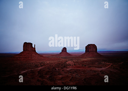 Occidente e Oriente mezzoguanti e Merrick Butte dal punto di vedetta, Monument Valley, Utah e Arizona Border, STATI UNITI D'AMERICA Foto Stock