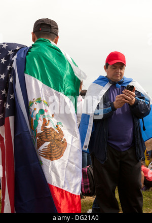 Uomo che indossa un messicano e bandiera americana alla riforma dell immigrazione rally - Washington DC, Stati Uniti d'America Foto Stock