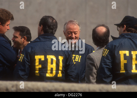 New York, NY - 3 Aprile 1993 FBI New York Regional Director James Fox (1938-1997) sul sito del 1993 World Trade Center bombardamento Foto Stock