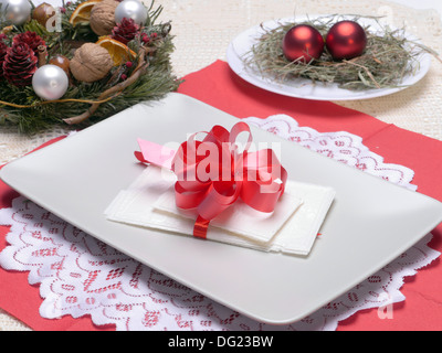 Tradizionale per la Vigilia di Natale fetta di bianco su una piastra con coccarda rossa