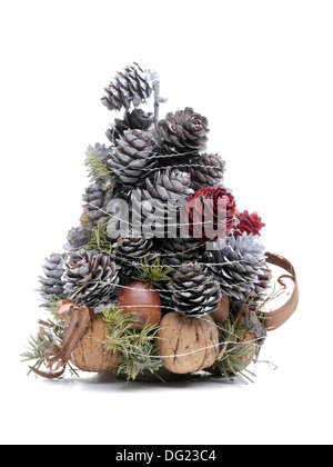 Miniatura albero di natale-come decorazione fatta di larice siliver coni e gusci di noce su sfondo bianco Foto Stock