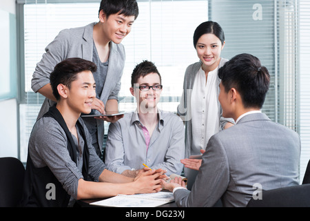 Ufficio di giovani lavoratori tenendo una riunione Foto Stock