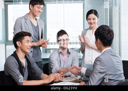 Le persone di affari si stringono la mano per la cooperazione Foto Stock