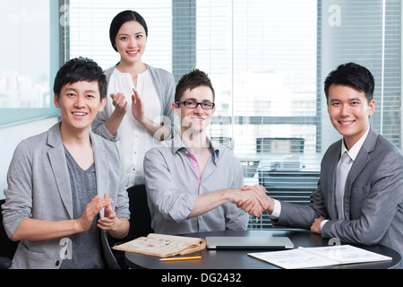 Le persone di affari si stringono la mano per la cooperazione Foto Stock