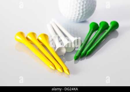 Diverse attrezzature da golf sul tavolo di vetro Foto Stock