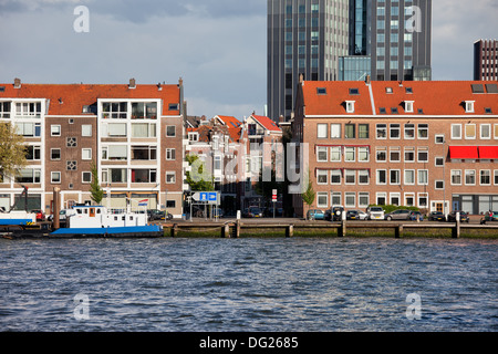 Case a schiera lungo il fiume nel centro di Rotterdam, Paesi Bassi. Foto Stock