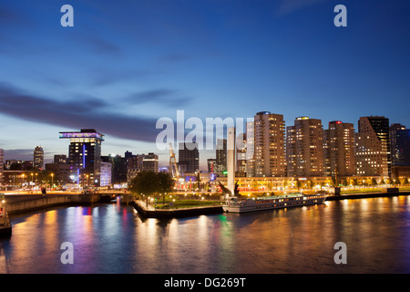 Centro della città di Rotterdam di notte nei Paesi Bassi, South Holland provincia. Foto Stock