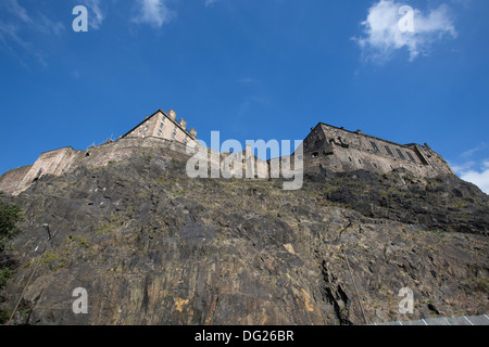 Città di Edimburgo in Scozia. La elevazione meridionale del castello di Edimburgo sul castello di roccia, visto da Johnston Terrace. Foto Stock