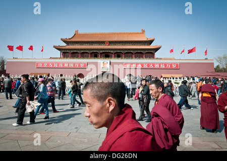 I monaci di fronte a Piazza Tiananmen (Porta della Pace Celeste) a Pechino, Cina Foto Stock