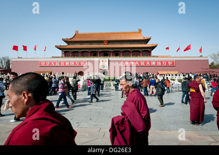 I monaci di fronte a Piazza Tiananmen (Porta della Pace Celeste) a Pechino, Cina Foto Stock