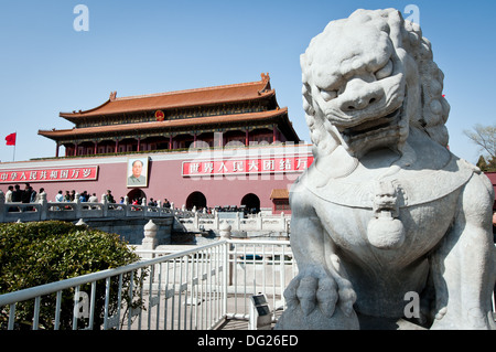 Lion statua che si trova nella parte anteriore di Tiananmen (Porta della Pace Celeste) a Pechino, Cina Foto Stock