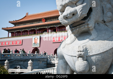 Lion statua che si trova nella parte anteriore di Tiananmen (Porta della Pace Celeste) a Pechino, Cina Foto Stock