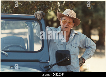 Questa foto mostra il presidente Ronald Reagan nel suo ranch Rancho del cielo, situato in California. È stato preso durante il suo periodo in carica, evidenziando il suo legame con la terra e il suo stile di vita presidenziale. Foto Stock