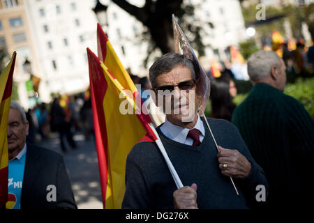 Barcellona, Spagna. Xii Ottobre 2013. Un uomo che porta una bandiera spagnola in Plaza Catalunya a Barcellona. Giornata Ispanica è segnato dalla crisi stalking la Spagna e la crescente richiesta di indipendenza dalla popolazione catalana. Alcune migliaia di persone hanno manifestato per l'unione del territorio spagnolo. Credito: Jordi Boixareu/Alamy Live News Foto Stock