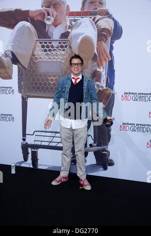 Berlino, Germania. Undicesimo oct, 2013. Attore Johnny Knoxville arriva alla premiere del film "Jackass presenta: Bad Nonno' a Berlino, Germania, 11 ottobre 2013. Il 24 ottobre 2013 il film sarà aperto in tedesco cinema. Foto: JÖRG CARSTENSEN/dpa/Alamy Live News Foto Stock