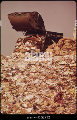 Un camion accumula rifiuti presso l'Hackensack Meadows Dump, che funge da struttura di gestione dei rifiuti per oltre 250.000 residenti della contea di Bergen. Foto Stock