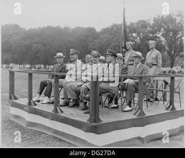 Il presidente Harry S. Truman e altri dignitari sono fotografati seduti sullo stand di revisione, osservando un evento significativo nel Distretto di Columbia. Foto Stock