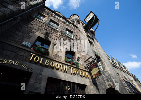 Città di Edimburgo in Scozia. Risalente al tardo XVI secolo la Canongate Tolbooth su Edinburgh Royal Mile. Foto Stock