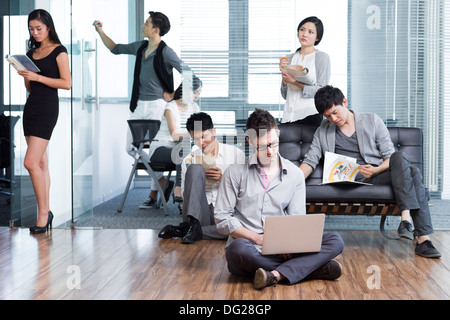 Ufficio lavoratori interrogandosi su problemi spinosi Foto Stock