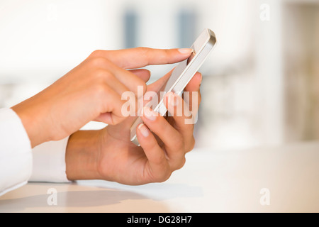 La cella femmina telefono messaggio sms indoor Foto Stock