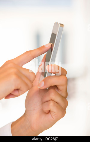 La cella femmina telefono messaggio sms indoor Foto Stock